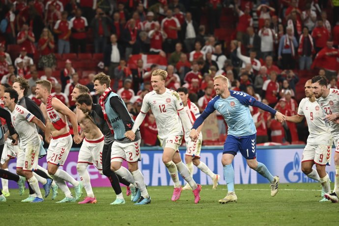 Dánski futbalisti oslavujú s fanúšikmi postup. Foto - TASR/AP