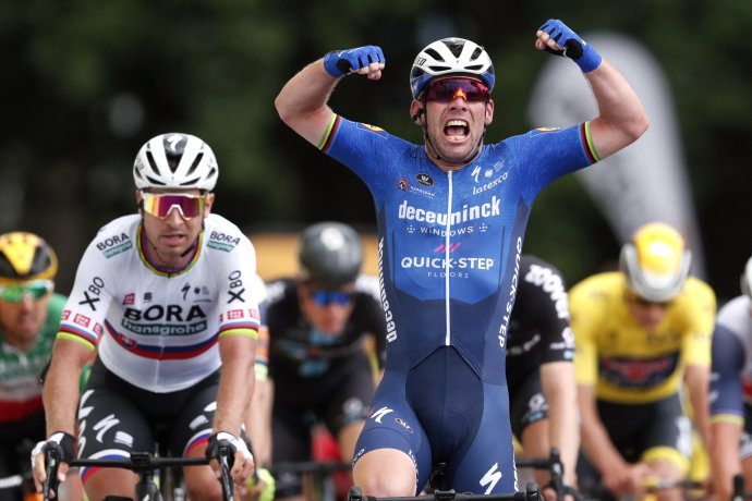 Mark Cavendish víťazí, v pozadí Peter Sagan. Foto - TASR/AP