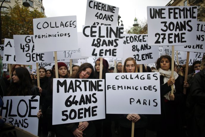 Ženy držia transparenty s menami zavraždených v roku 2019 počas pochodu proti domácemu násiliu v Paríži. Foto - TASR/AP