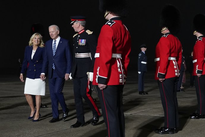 Joe Biden na britskej leteckej základni na začiatku svojej prvej cesty do Európy vo funkcii amerického prezidenta. Foto - TASR/AP