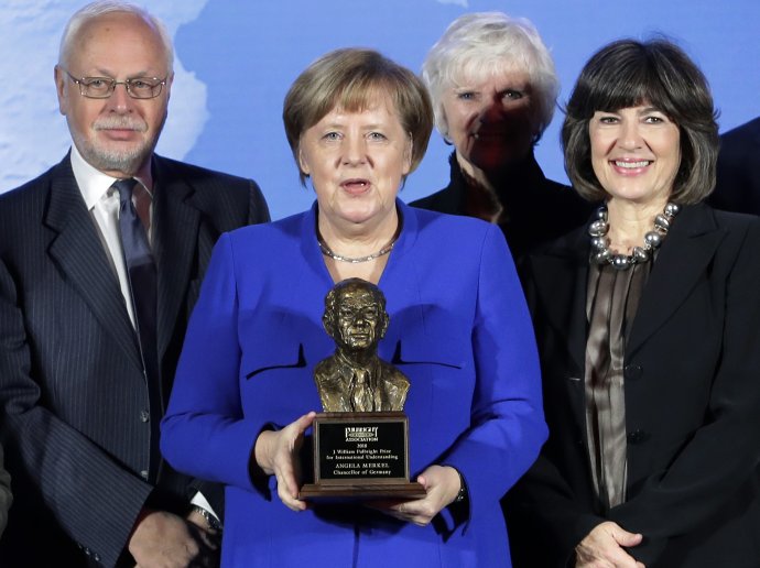 Christiane Amanpourová na zábere z roku 2019 s nemeckou kancelárkou Angelou Merkelovou. Foto - TASR/AP