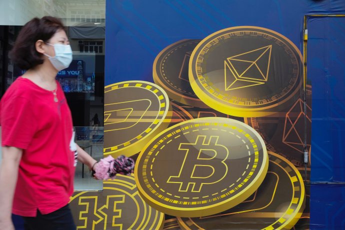Reklama na bitcoin v Hongkongu začiatkom júna 2021. Foto - TASR/AP