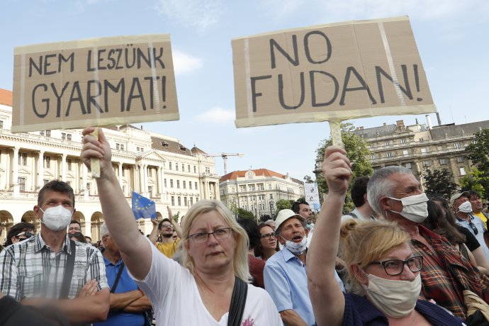Nechceme byť kolóniou. Transparenty na demonštrácii proti čínskej univerzite Fudan v Budapešti. Foto - TASR/AP
