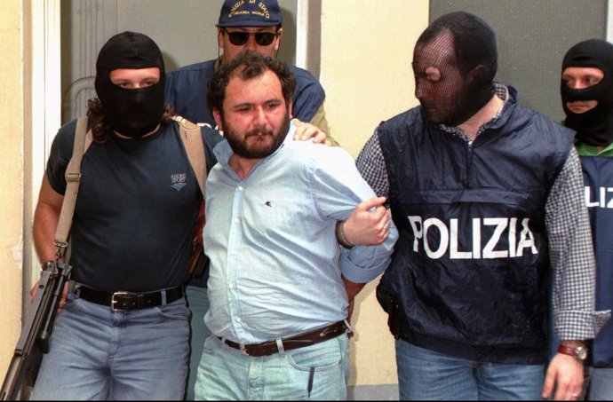 Giovanni Brusca na archívnej snímke z roku 1996, keď ho zadržala polícia. Foto: TASR/AP
