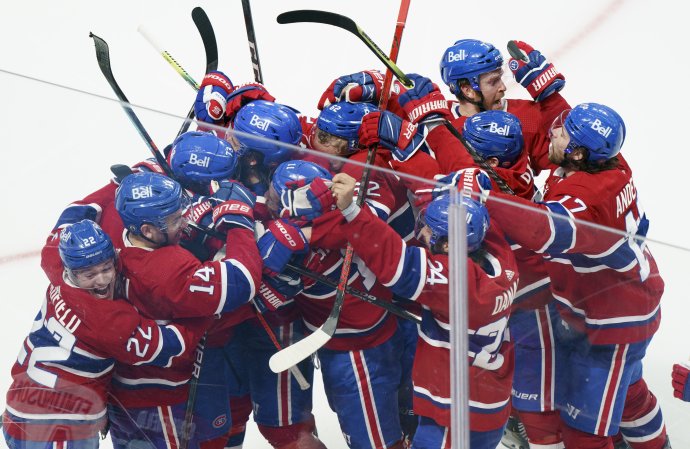 Hokejisti Montrealu po postupe cez Winnipeg. Foto - TASR/AP