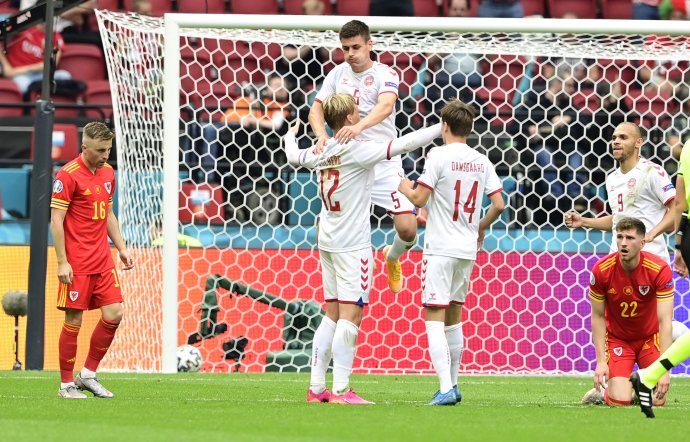 Radosť Dánov po góle proti Walesu. Foto - TASR/AP
