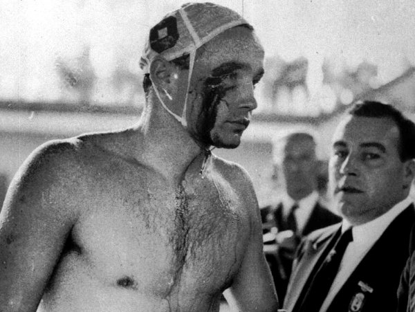 Keď diváci zbadali maďarskú krv, preskočili zábrany a&nbsp;rozbehli sa k&nbsp;Sovietom. Na sfilmovaní zápasu sa podieľal aj Tarantino