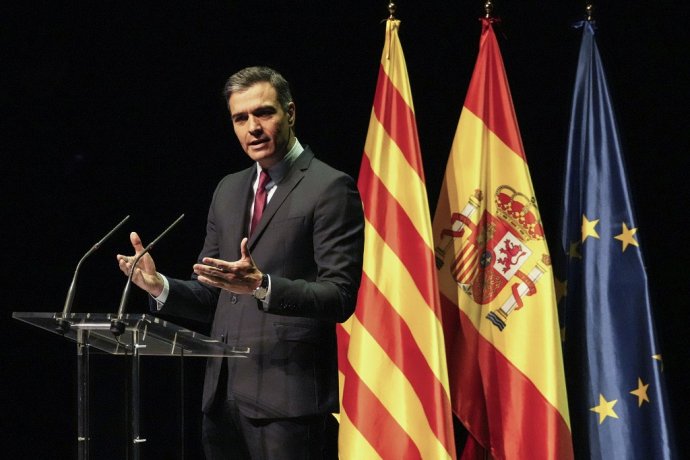 Španielsky premiér Pedro Sánchez počas prejavu v Barcelone, za ním španielska aj katalánska vlajka. Foto - TASR/AP