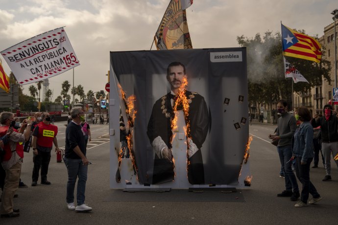 Katalánski aktivisti zapaľujú portrét španielskeho kráľa Filipa VI. Ilustračné foto - TASR/AP
