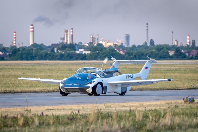 AirCar so Štefanom Kleinom po pristáti na bratislavskom letisku. Foto N - Tomáš Benedikovič