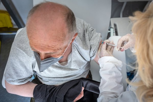 Booster nie je bonus, ale základná ochrana, vravia vedci. Vedľajšie účinky po tretej dávke sú slabšie