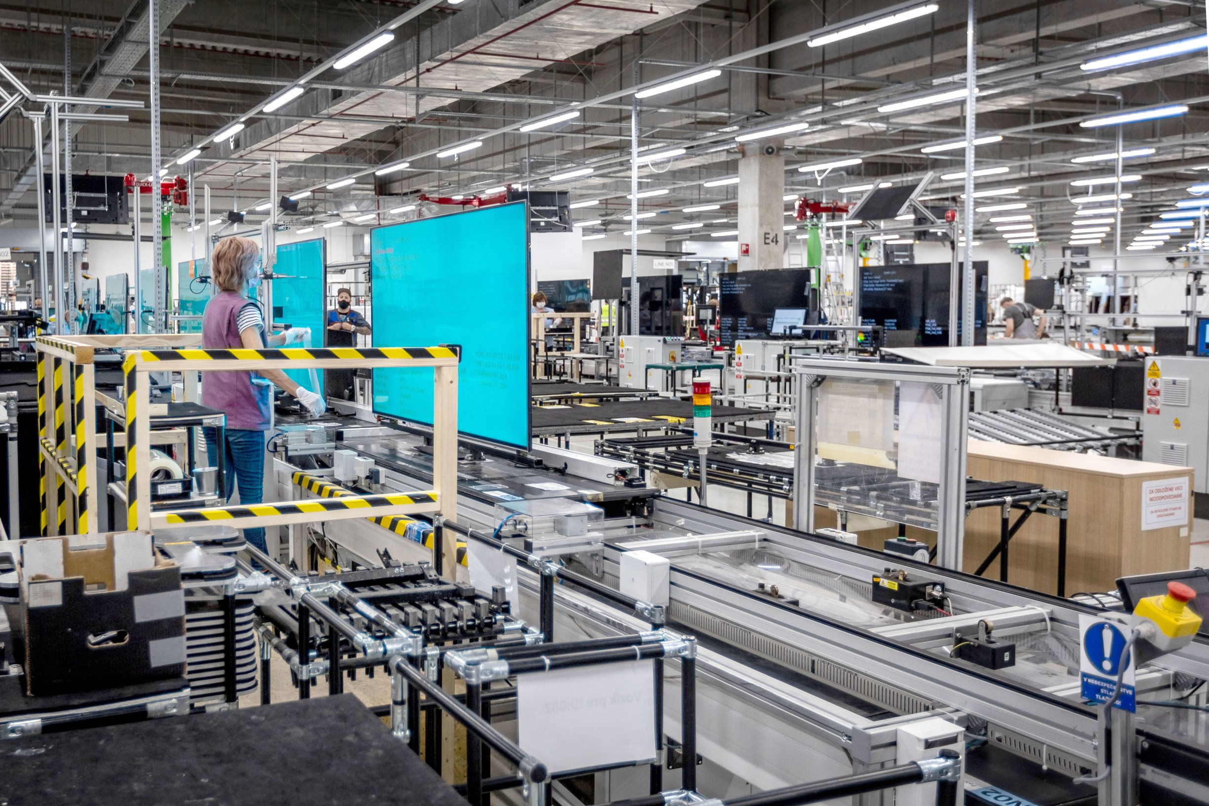 Firemný newsfilter: Posledná veľká výroba televízorov na Slovensku upadá, no Foxconn verí v obrat. Strnad stavia v USA továreň na muníciu