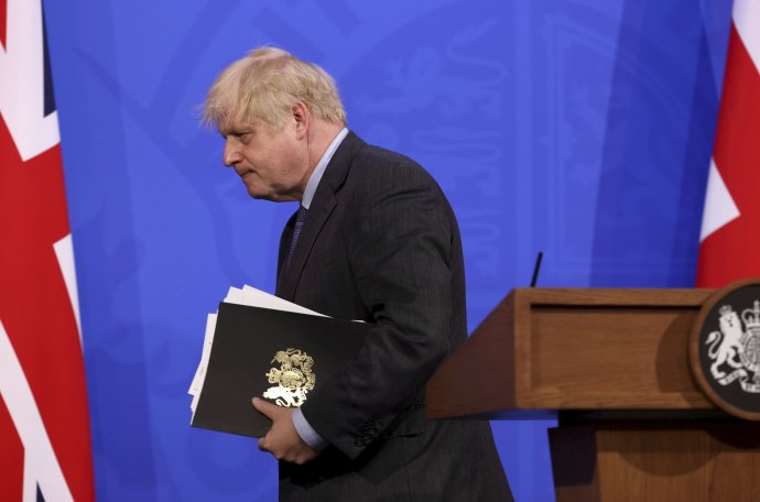 Boris Johnson v pondelok musel oznámiť, že delta variant zastavil otváranie v Británii. Foto - TASR/AP