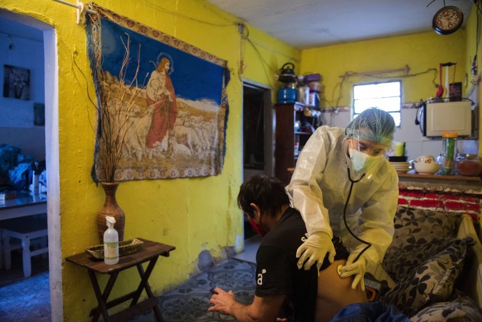 Lekárka kontroluje pacienta s covidom v Montevideu, hlavnom meste Uruguaja. Foto - TASR/AP