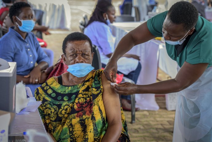 Žena dostáva vakcínu proti covidu v Ugande. V Afrike zaočkovali len malé percento populácie. Foto - TASR/AP