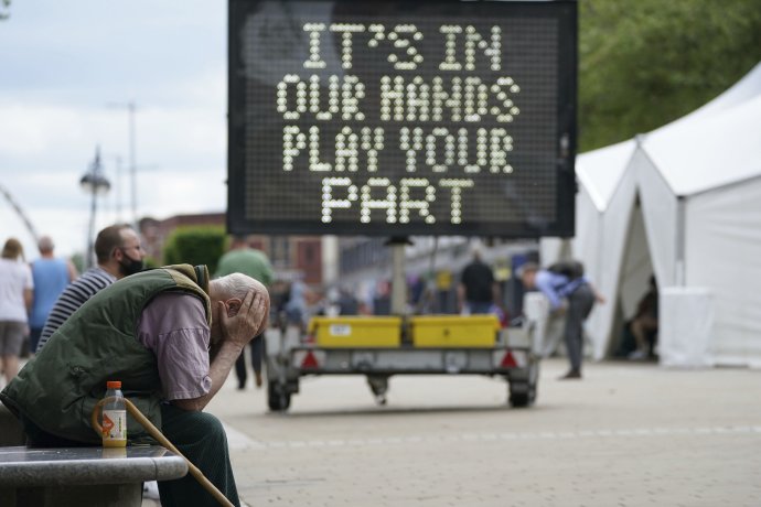 Nápis v anglickom Boltone vyzýva ľudí, aby sa zaočkovali. „Je to v našich rukách.“ Foto – TASR/AP