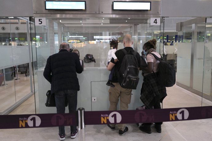 Francúzska polícia kontroluje cestujúcich pred nástupom do lietadla na parížskom letisku Roissy. Foto - TASR/AP