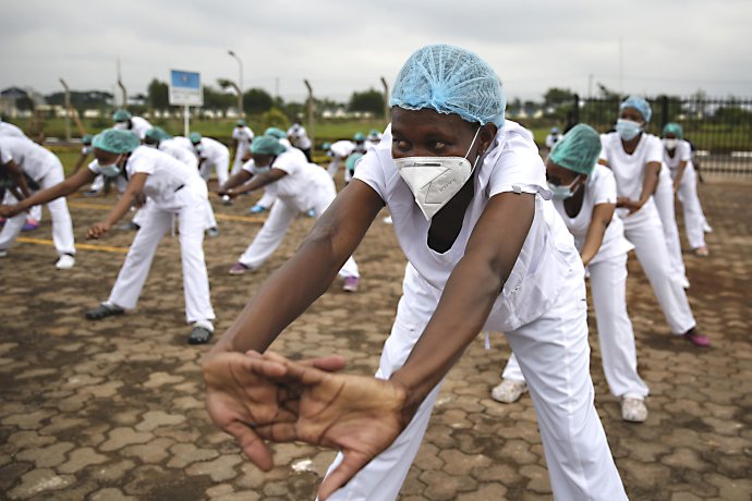 Zdravotné sestry tancujú zumbu na parkovisku pred nemocnicou v Nairobi. Foto – TASR/AP