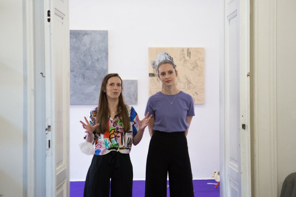 Kurátorka Petra Housková a Svetlana Fialová počas otvorenia výstavy v košickej Šopa galérii. Foto - Tatiana Takáčová