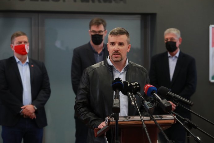 Šéf Jobbiku Péter Jakab s lídrami opozície. Foto - FB Pétera Jakaba