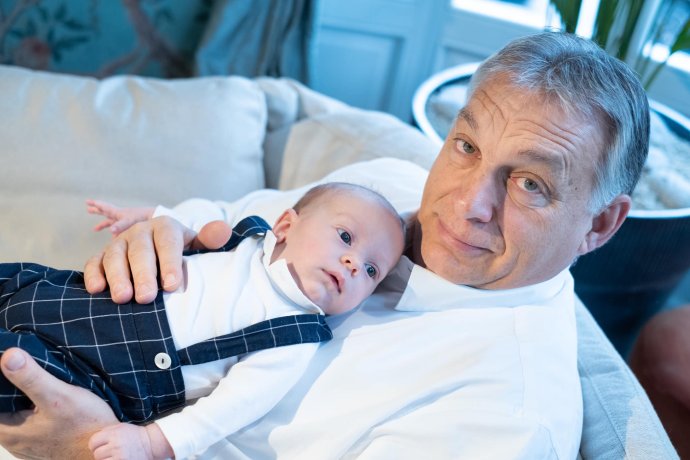 Viktor Orbán so svojím vnukom. Foto - FB Viktora Orbána
