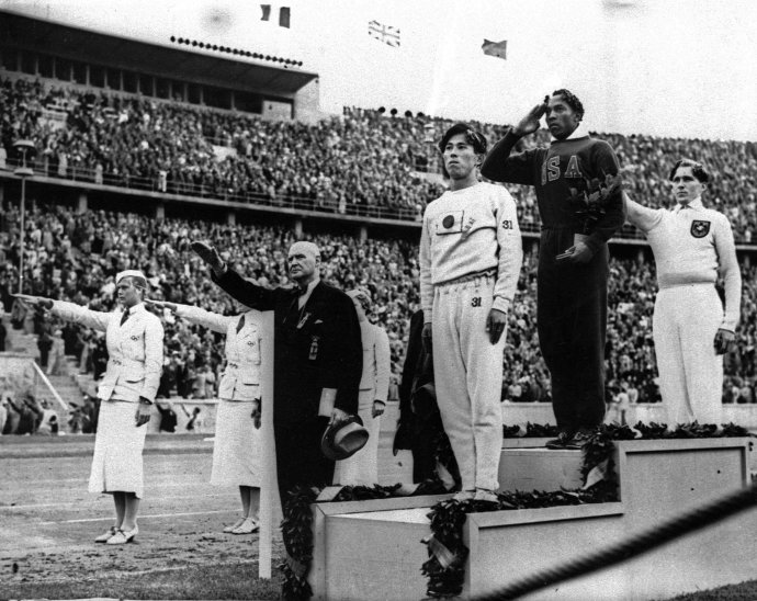 Jesse Owens (vpravo) so zlatou medailou za skok do diaľky. Foto - archív TASR/AP