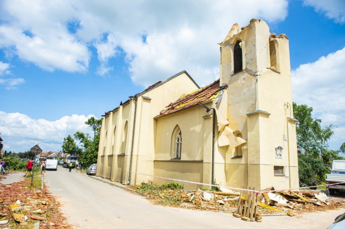 Zničený kostol v obci Hruky. Foto - TASR/AP
