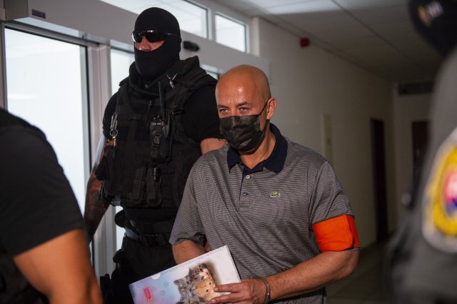 Ladislava Vičana privádzajú na súd. Foto - tasr