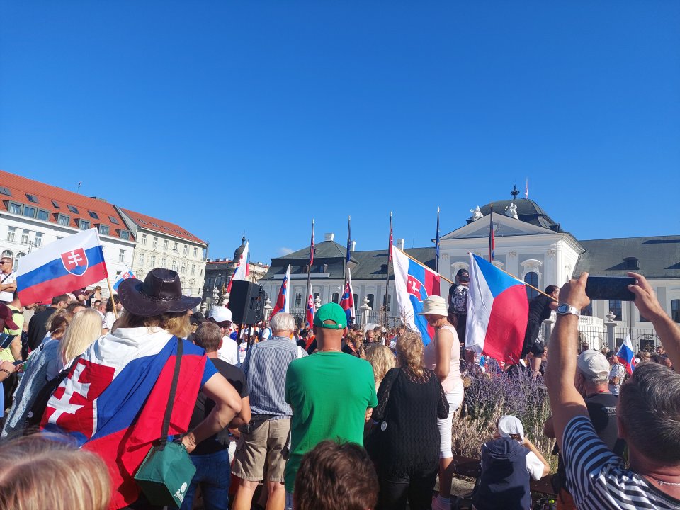 Protest pred Prezidentským palácom v Bratislave. Foto N