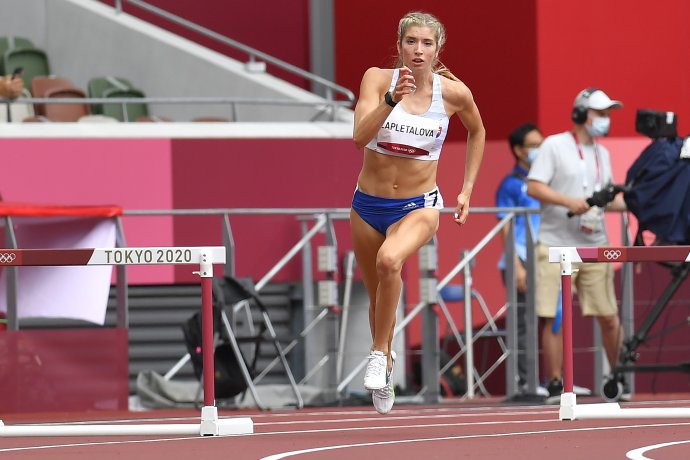 Emma Zapletalová v kvalifikácii na 400 metrov prekážok. Foto - TASR/AP