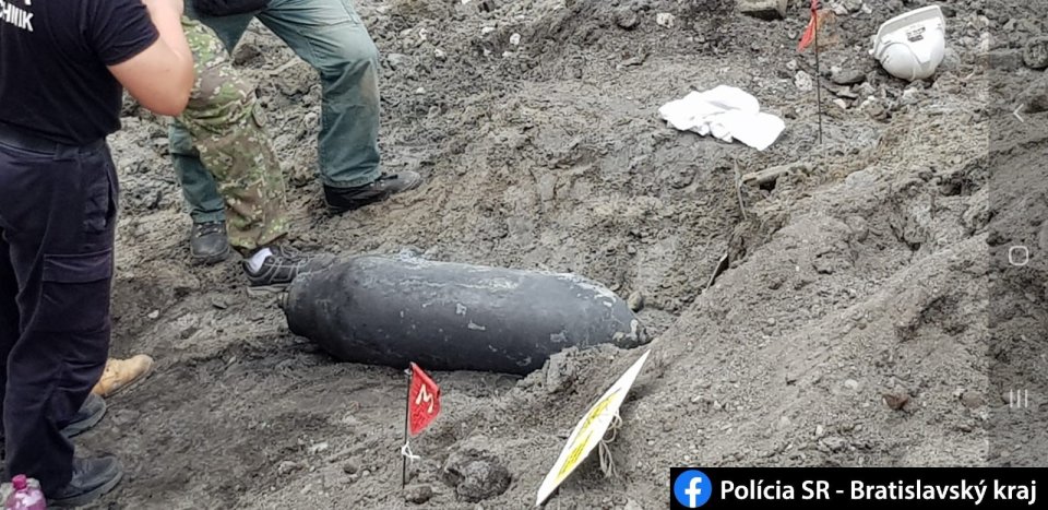 Letecká bomba nájdená na Chalupkovej ulici v Bratislave. Foto - Polícia SR