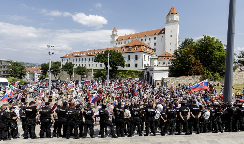 Parlament v sobotu strážili pred demonštrantmi desiatky policajtov. Foto - TASR