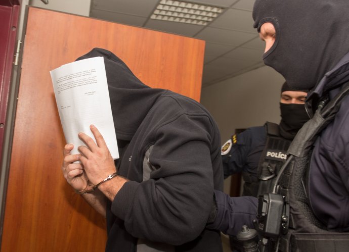 Bývalý šéf kontrarozviedky SIS Peter Gašparovič v sprievode polície na súde v decembri 2020, keď sa rozhodovalo o jeho väzbe. Foto – TASR