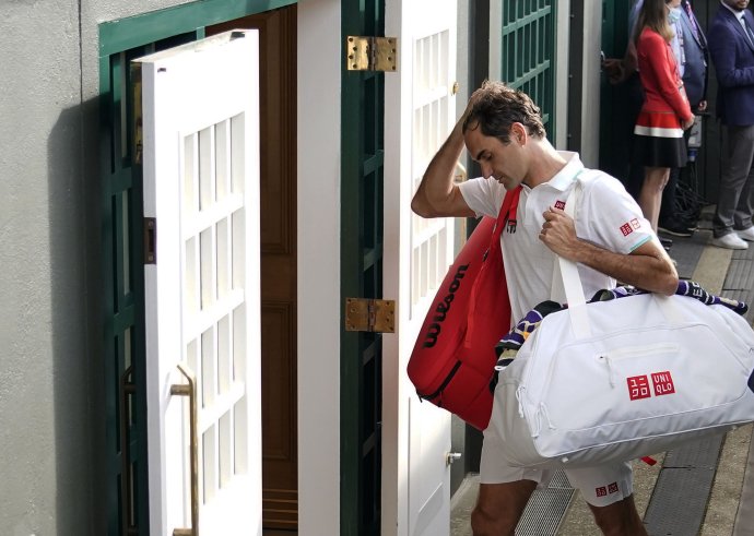 Roger Federer opúšťa wimbledonský centrálny dvorec. FOTO TASR/AP