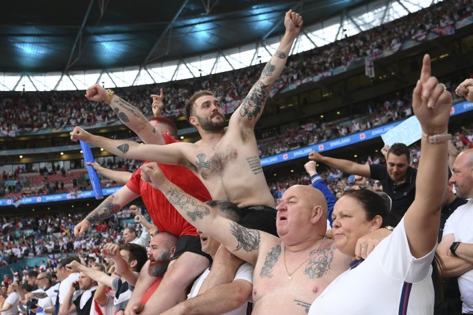 Mnohí fanúšikovia hlásia po finále vo Wembley pozitívny test. Foto - TASR/AP