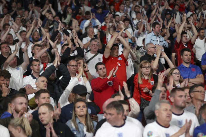 Anglickí fanúšikovia počas zápasu Anglicko - Taliansko vo Wembley. Foto - TASR/AP