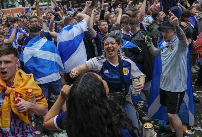 Škótski fanúšikovia v Londýne. Foto – TASR/AP