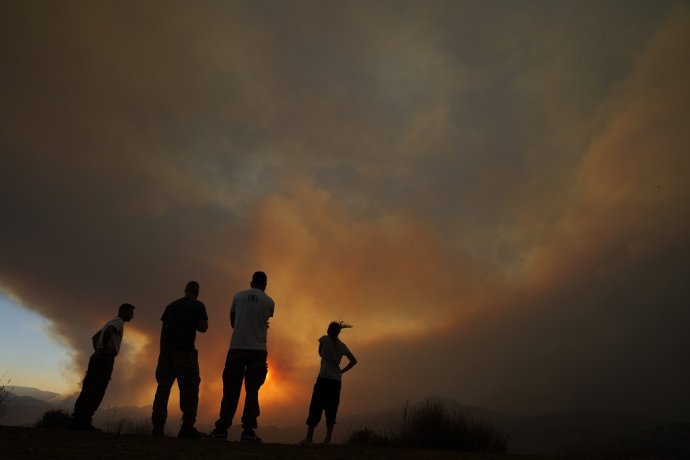 Obyvatelia evakuovaných dedín pozorujú požiar v cyperskom regióne Larnaca. Foto – TASR/AP