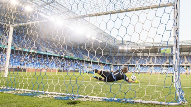 Mladý Vlado Weiss mohol Slovan tretím gólom veľmi priblížiť k postupu. Nepochodil/ Zdroj: sport.aktuality.sk