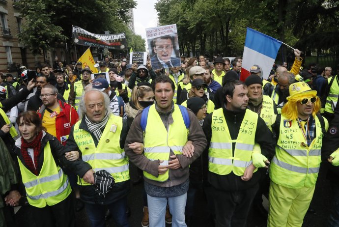 Kritici zavedenia obchodu s emisnými limitmi pri budovách a doprave sa obávajú podobných sociálnych nepokojov, aké zasiahli Francúzsko pri protestoch tzv. žltých viest. Foto - TASR/AP