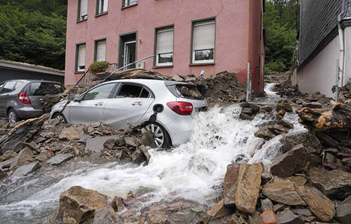 Povodne zničili cesty a domy v mestečku Hagen. Foto - AP/TASR