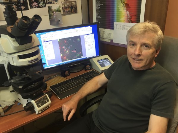 Na najsilnejšom laseri sveta vyvíja liek proti covidu. Veda je neskutočne ďaleko, vraví vedec roka Imrich Barák