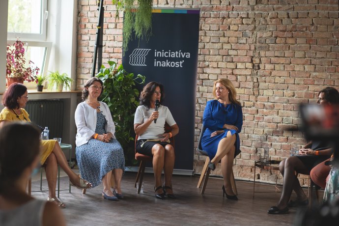 Prezidentka Zuzana Čaputová na diskusii s rodičmi LGBTI ľudí. Foto - Jakub Kováč pre Iniciatívu Inakosť