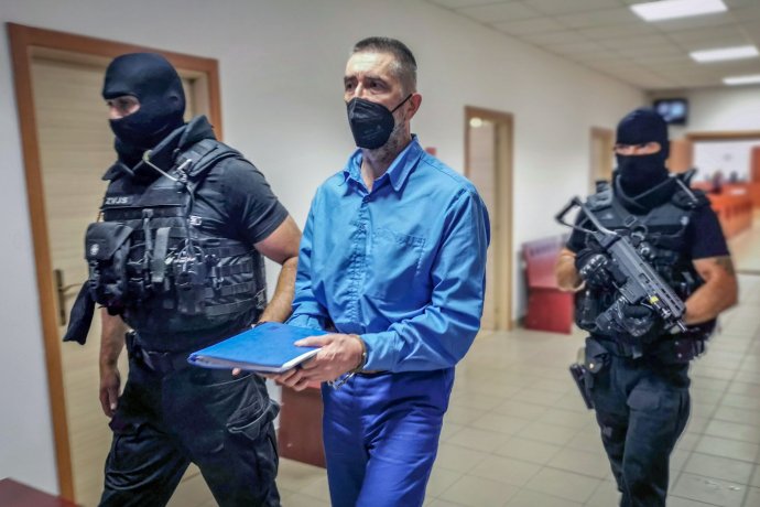 Boss takáčovcov Ľubomír Kudlička v júli na súde s Dušanom Kováčikom. Je vo väzení, Najvyšší súd ho medzičasom odsúdil na 25 rokov za objednávku vraždy podnikateľa. Foto – N