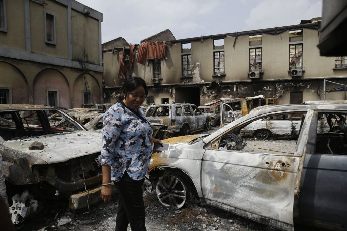 V Nigérii dochádza aj k takýmto útokom ako v roku 2020 v Lagose. Foto – archív TASR