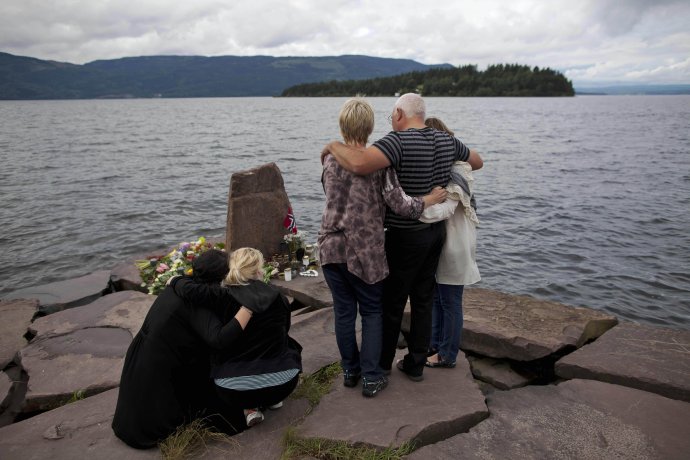 Príbuzní obetí pred ostrovom Utoya pár dní po útoku. Foto - TASR/AP