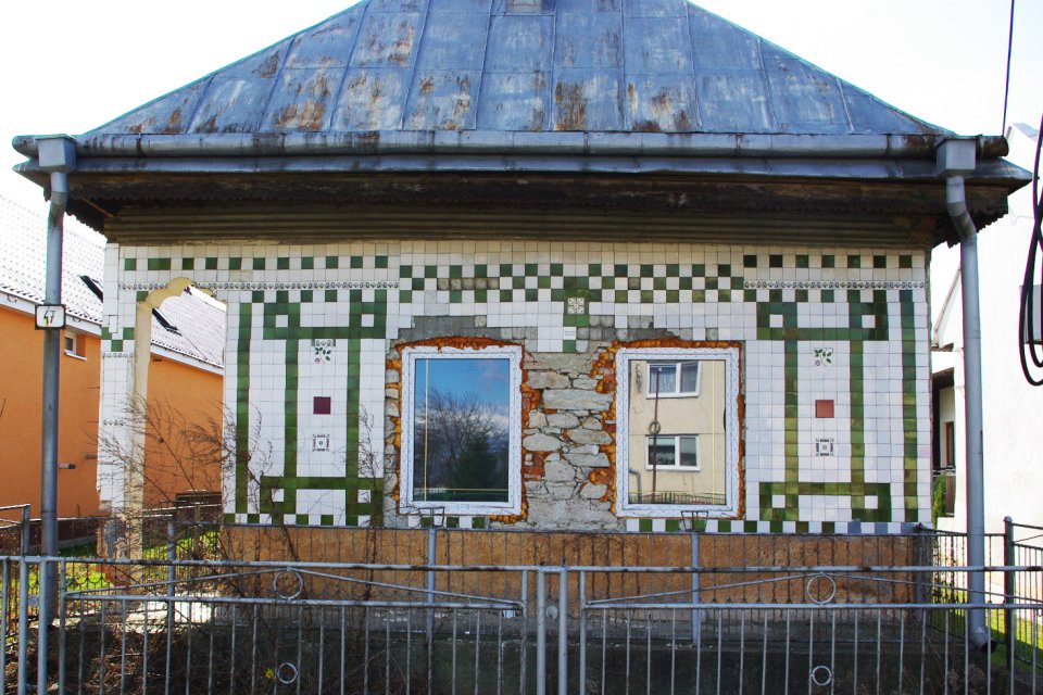 Farebné dlaždice ako súčasť vizáže takzvaných amerikánskych domov na Zemplíne, obec Šamudovce. Foto – Maroš Volovár