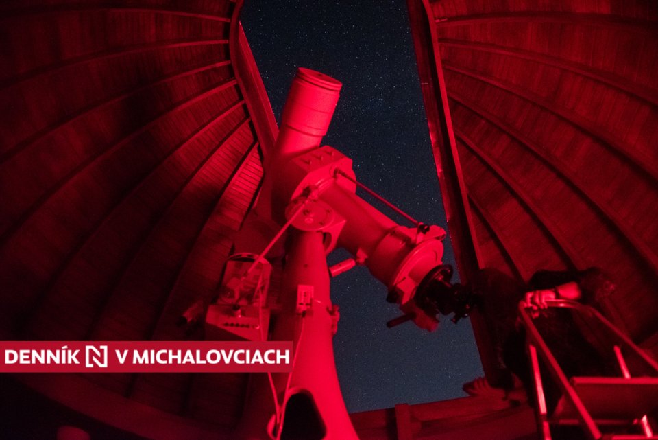 Ďalekohľad v pohyblivej kupole michalovskej hvezdárne. Foto N - Tomáš Hrivňák