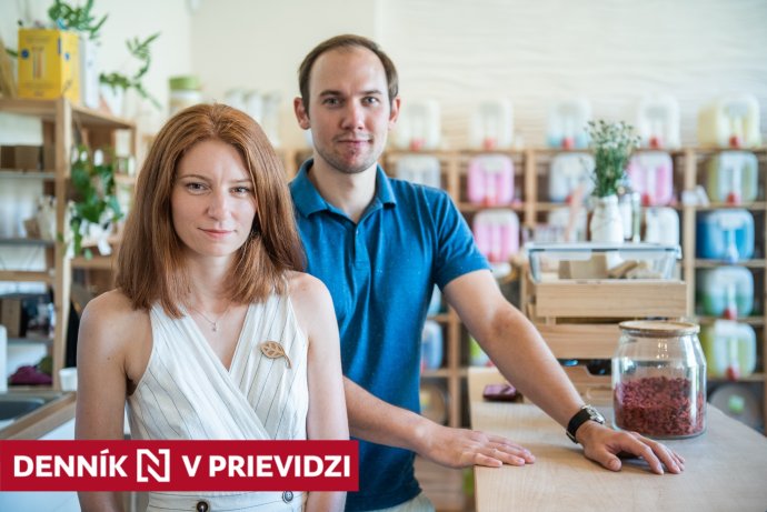Nina a Vlado založili pred tromi rokmi prvý bezobalový obchod v Prievidzi. Foto N - Tomáš Hrivňák