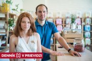 Bezobalové nakupovanie nás naučilo poctivo plánovať a nič nevyhadzovať, tvrdia majitelia bezobalového obchodu v Prievidzi